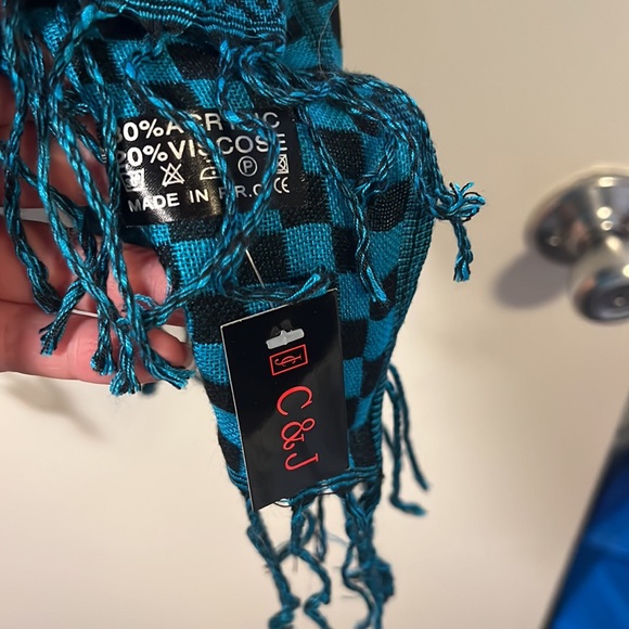 Scarf new with tags - Picture 2 of 4